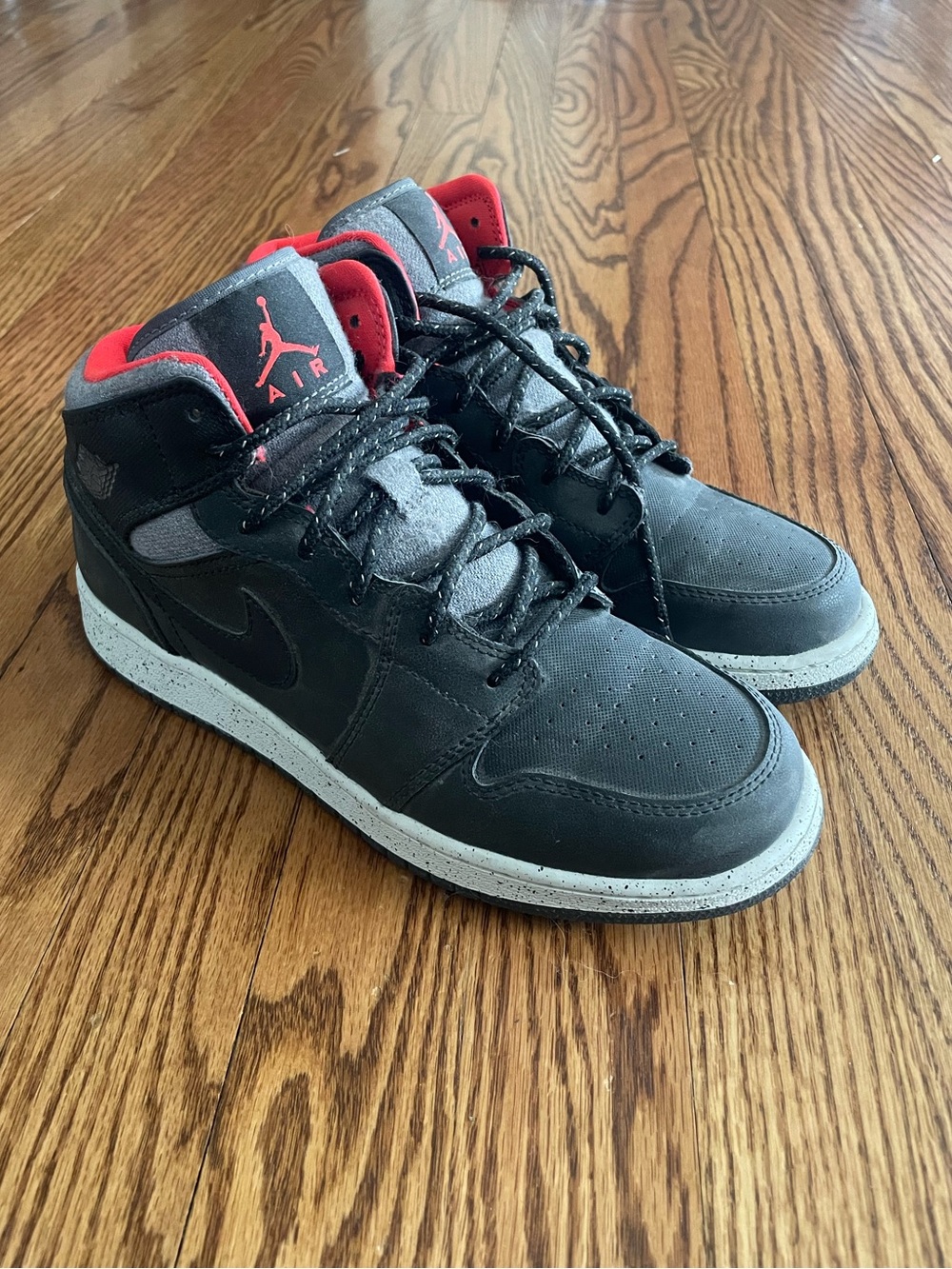 Air Jordan 1 Mid ‘Holiday’